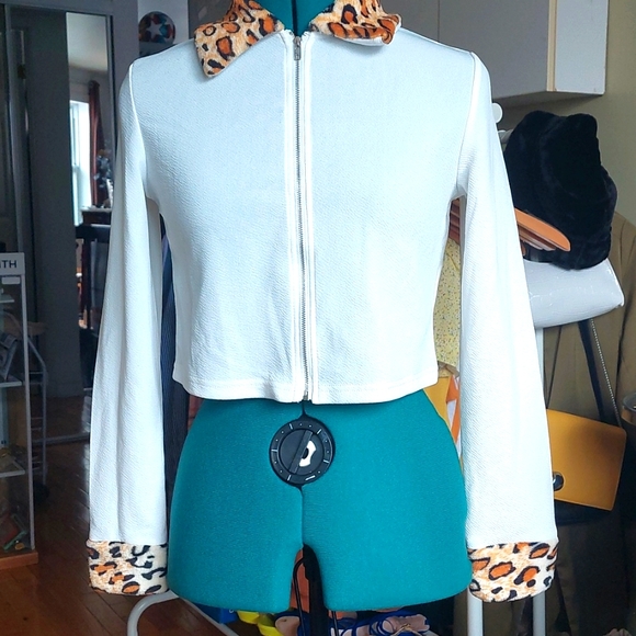 SHEIN white longsleeve crop top ( faux fur cheetah) size M - Picture 1 of 3